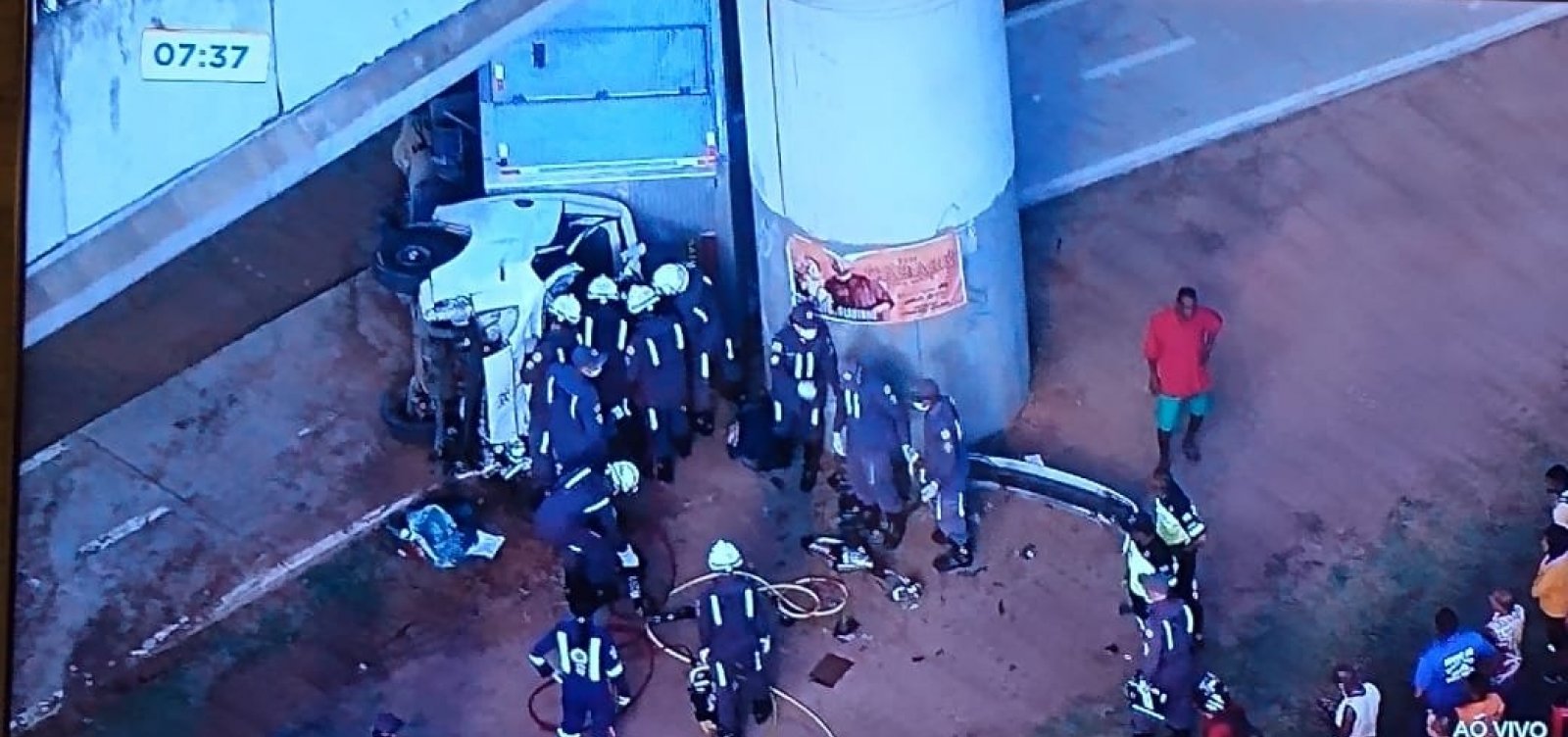 Caminhão bate em um dos pilares do elevado do metrô na Av. Bonocô