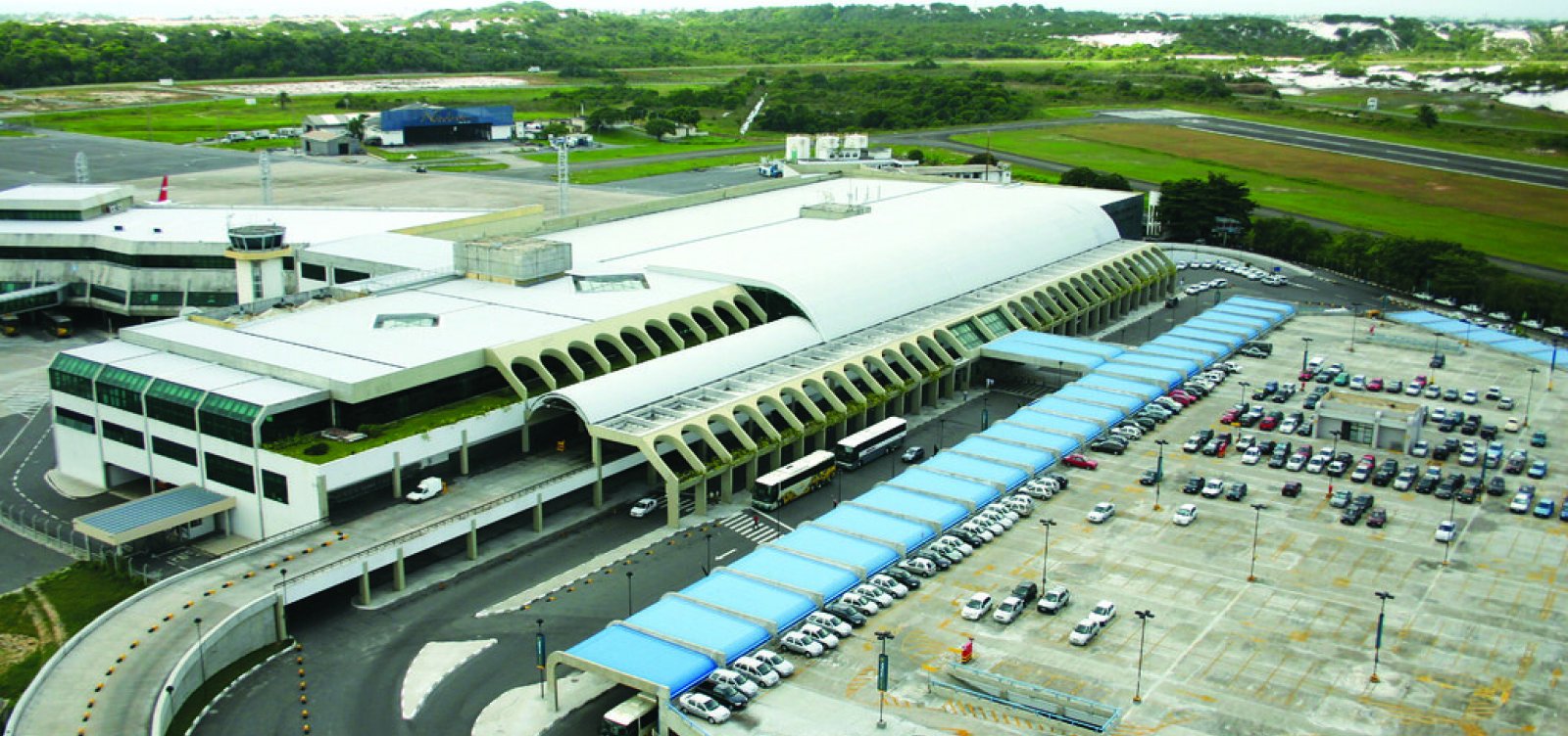 Serviços na pista principal do aeroporto de Salvador são interrompidos