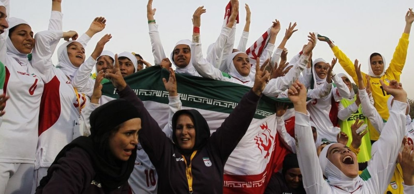 Fifa pressiona Irã para permitir mulheres em estádios de futebol
