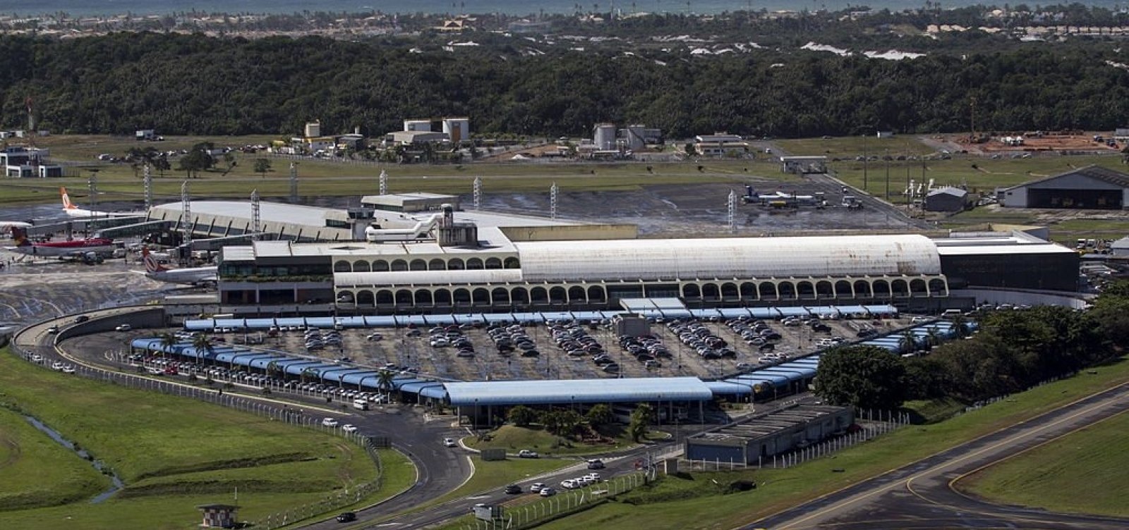 Pista principal do Aeroporto de Salvador segue fechada hoje