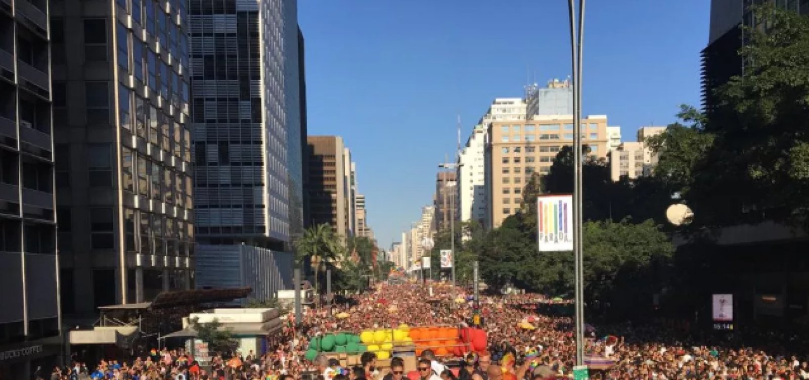 Parada LGBT reúne multidão em São Paulo