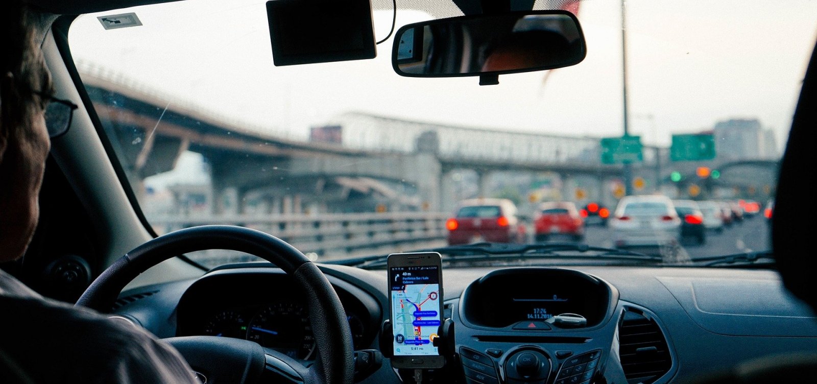 Um em cada cinco motoristas no Brasil admite uso do celular ao dirigir, aponta pesquisa