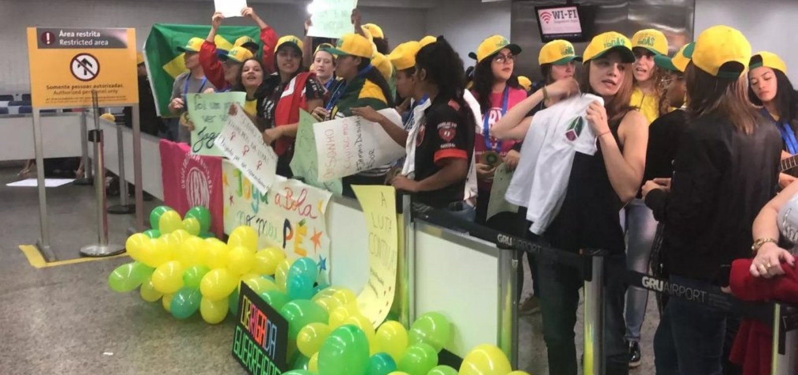 Seleção feminina desembarca em São Paulo após eliminação e é recebida por torcedoras