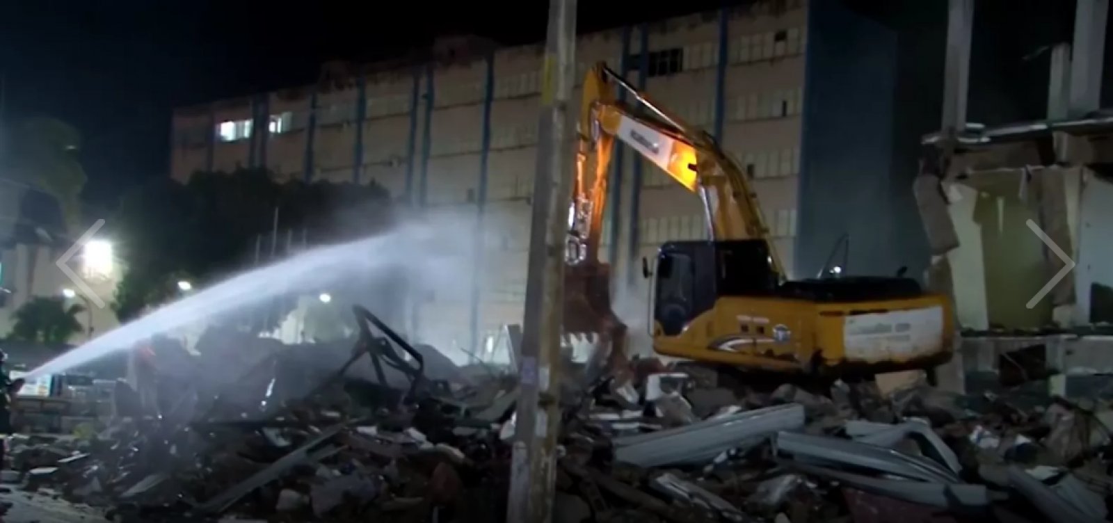 Um ano após desabamento, estrutura de shopping popular em Itabuna começa a ser demolida