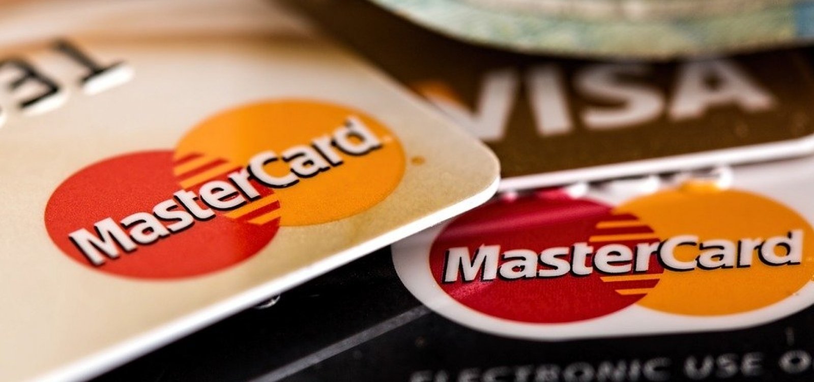 Juros do rotativo do cartão de crédito subiram para 299,8% ao ano