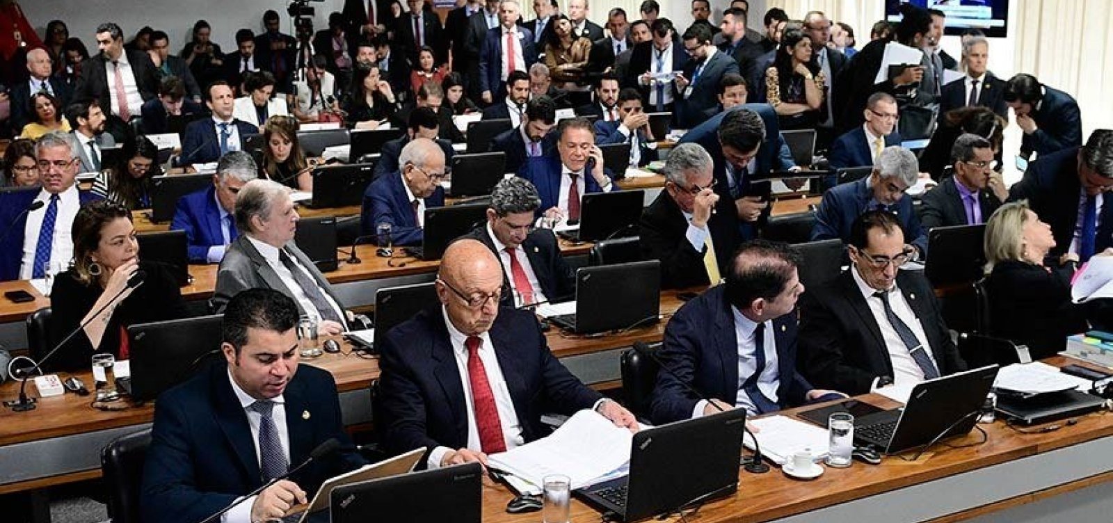 Adiada votação sobre perda de mandato para condenados pela Ficha Limpa em comissão do Senado