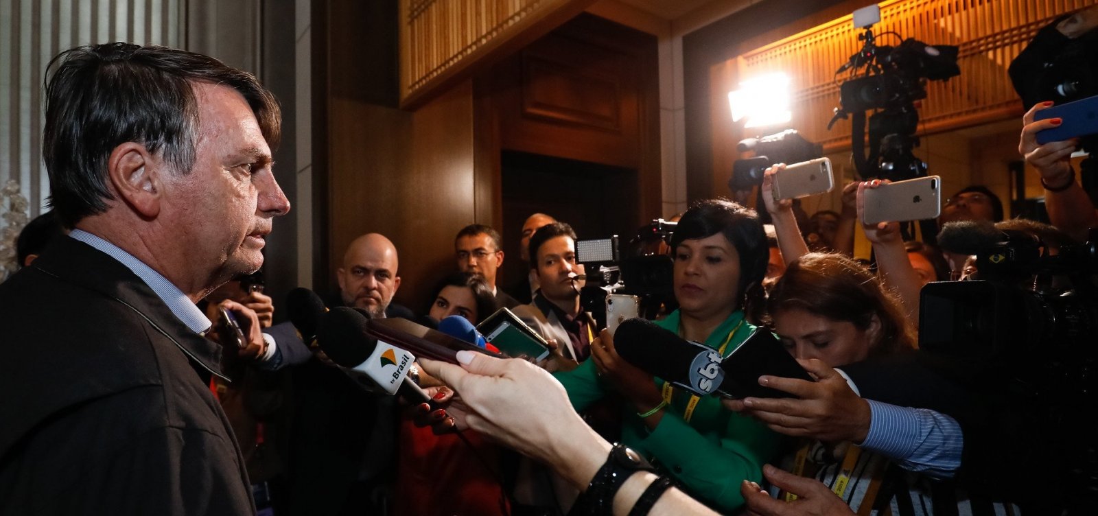Irritado, Bolsonaro abandona entrevista no Japão; veja vídeo