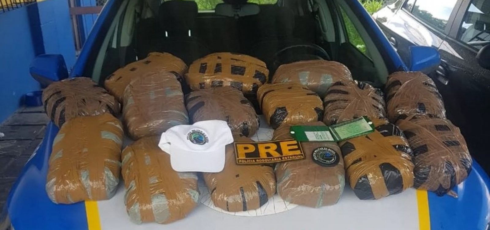 Casal é preso após ser flagrado com 15 kg de maconha em porta-malas de carro