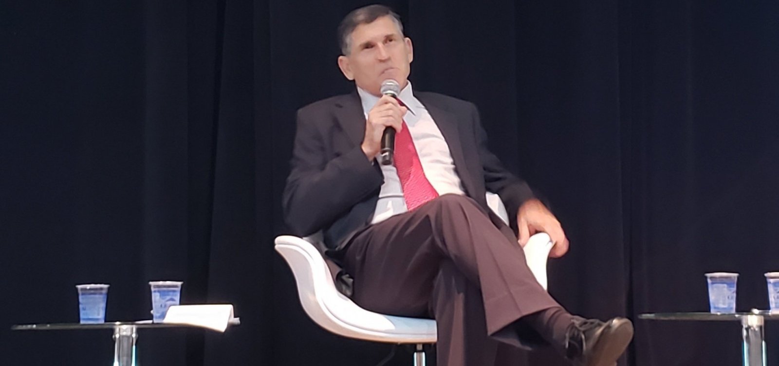 Santos Cruz evita falar de Carlos Bolsonaro e Olavo de Carvalho: 'Teria que baixar muito o nível'