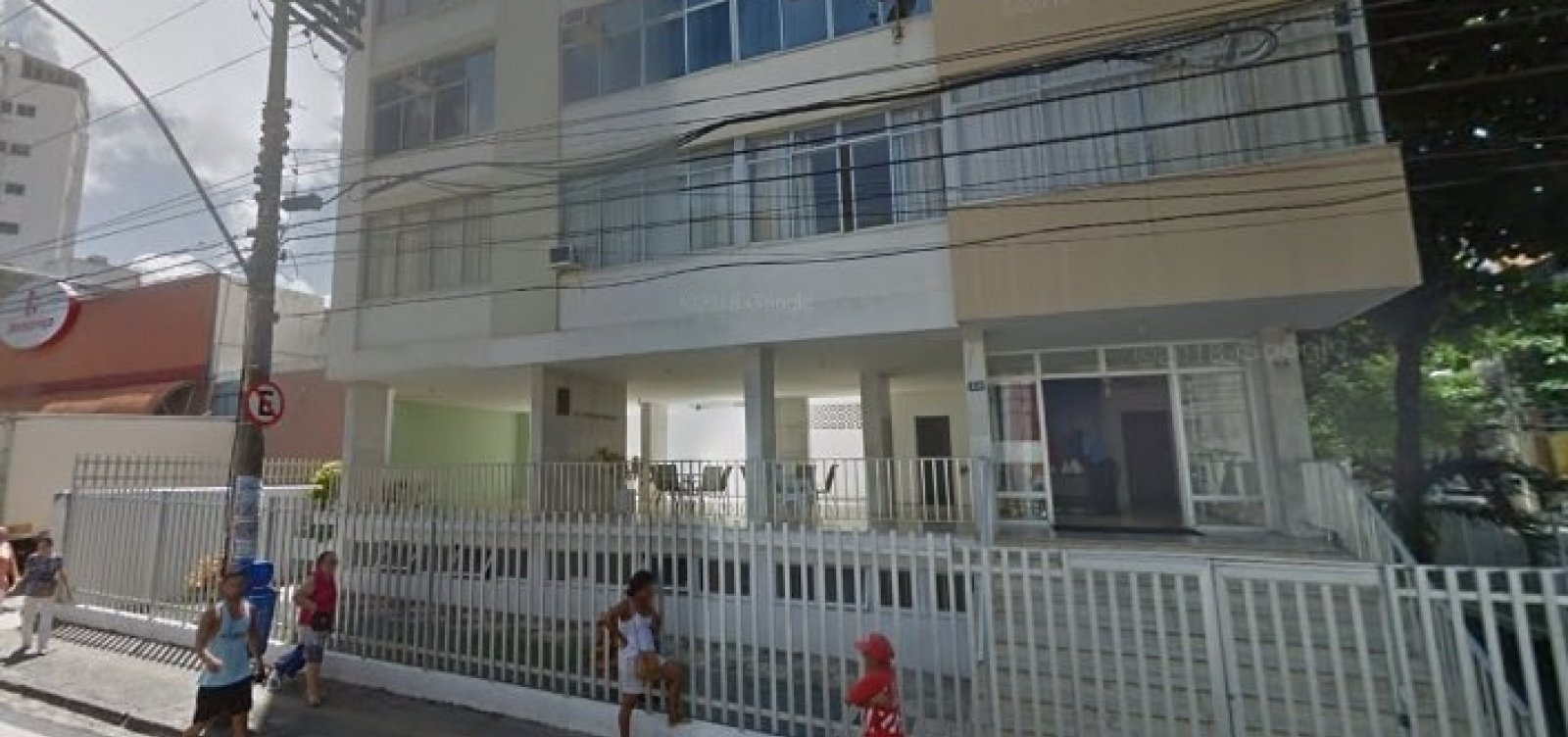 Operário cai de segundo andar de prédio na Barra