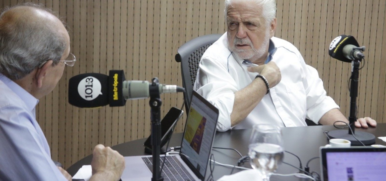 Wagner relata conselhos a Flávio Bolsonaro: 'Todo mundo fala que ele é o cara mais razoável'
