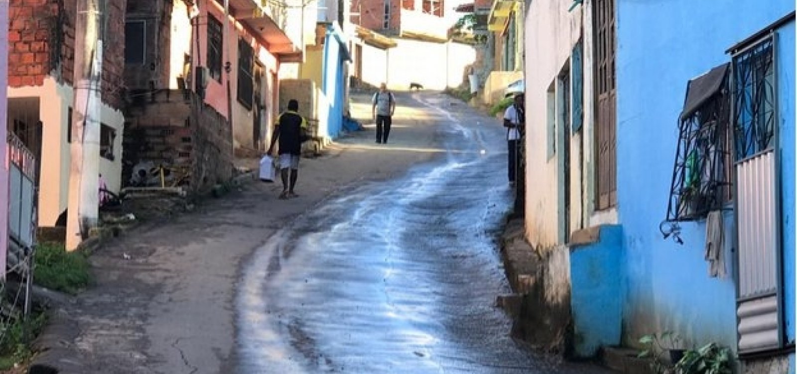 Vazamento na rua Conde Pereira Carneiro é deixado sem solução pela Embasa