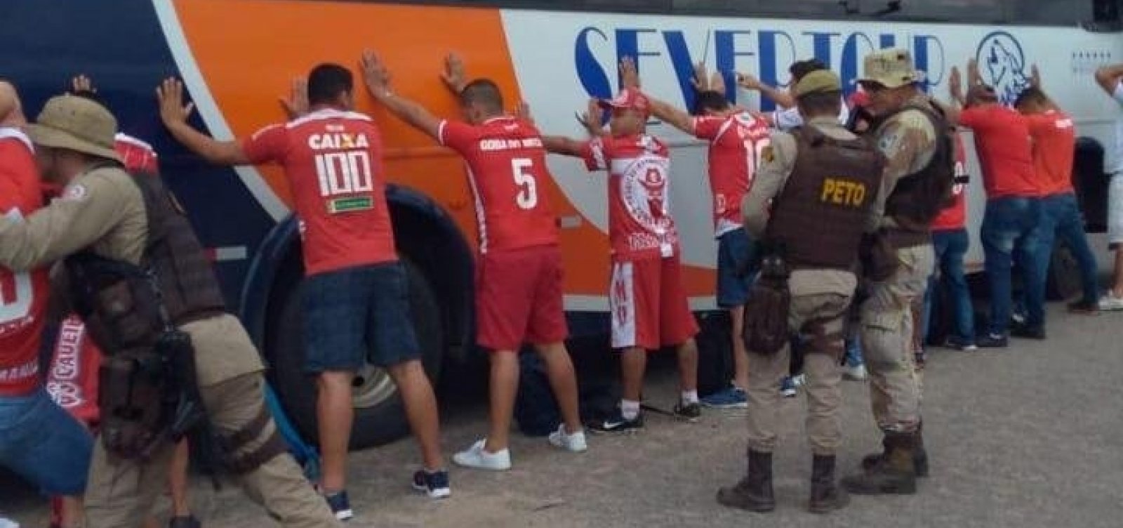 Integrantes de torcida organizada são levados para delegacia após foto com arma circular na web