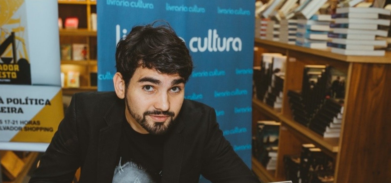 Jovem escritor baiano lança livro de poemas na Tropos