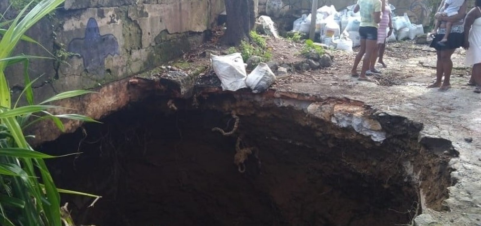 Após deslizamento, moradores da Gamboa se preocupam com 'cratera' aberta na região