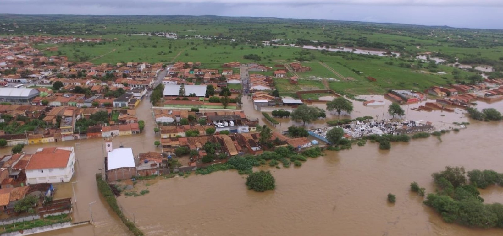 Barragem se rompe e inunda povoado em Pedro Alexandre; veja vídeo