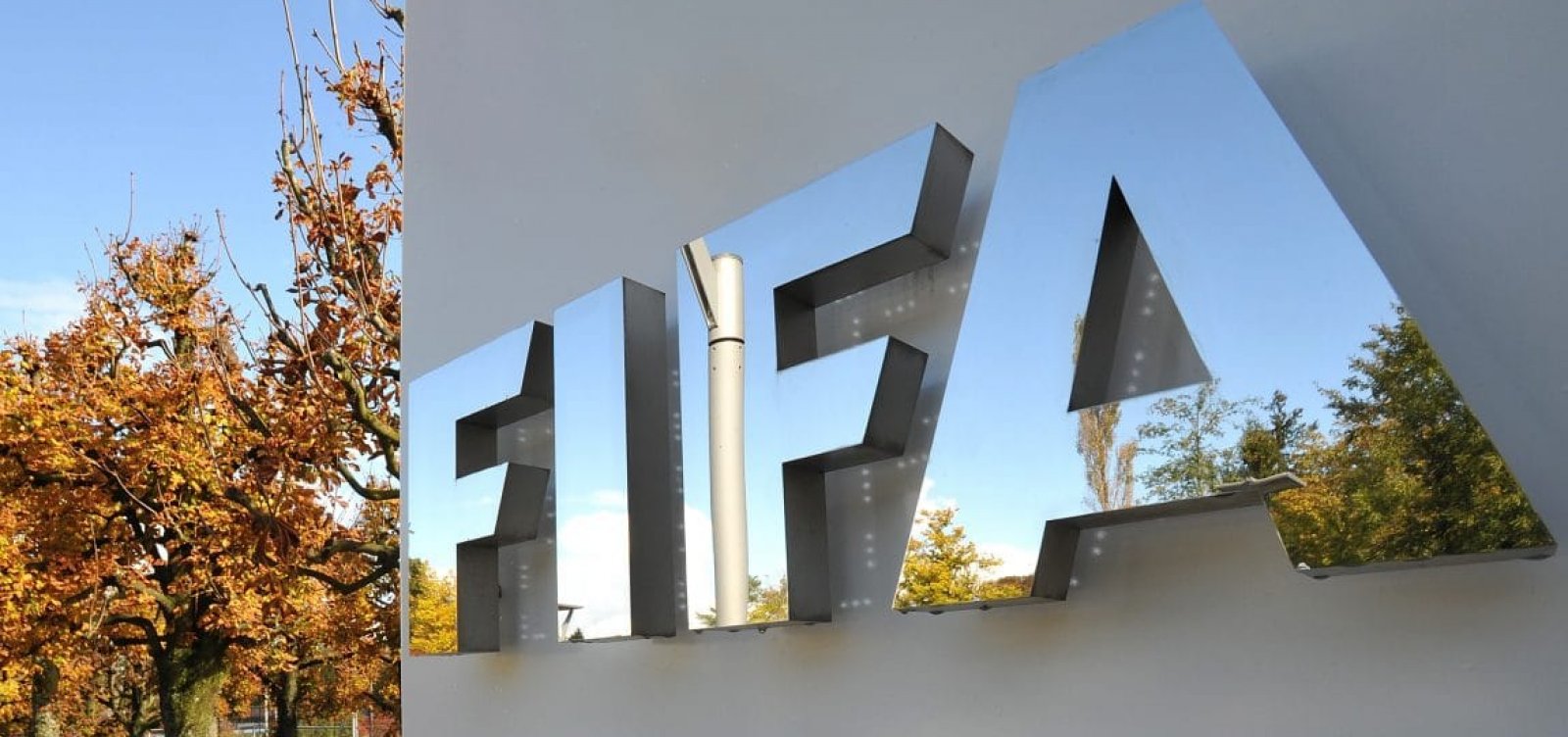 Fifa vai permitir que árbitros encerrem partidas se houver caso de racismo