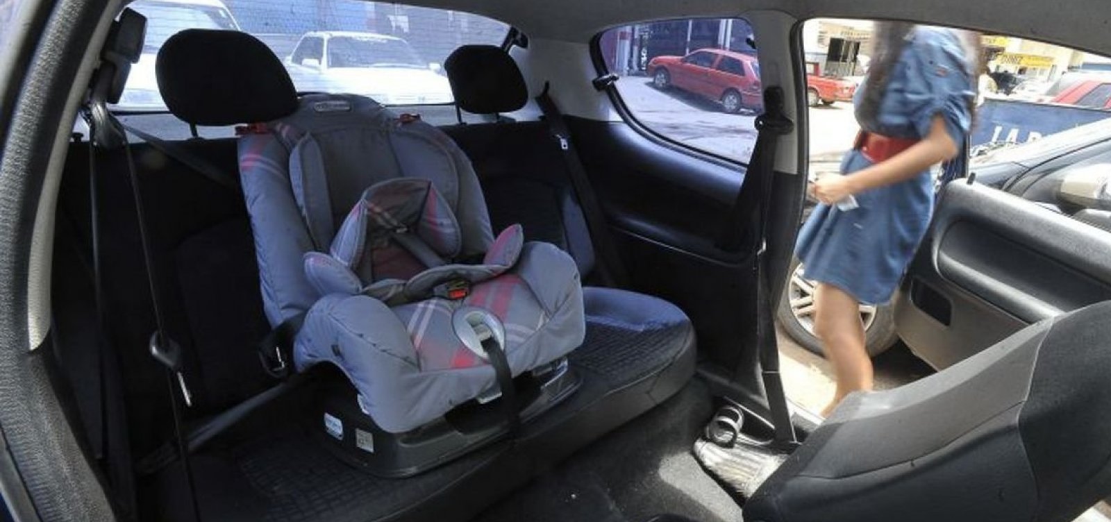 Cartilha orienta pais sobre transporte correto de crianças em veículos