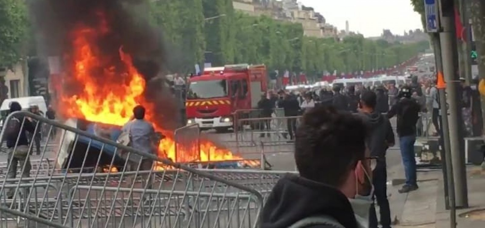 Policiais e 'coletes amarelos' entram em confronto após desfile da Queda da Bastilha, em Paris