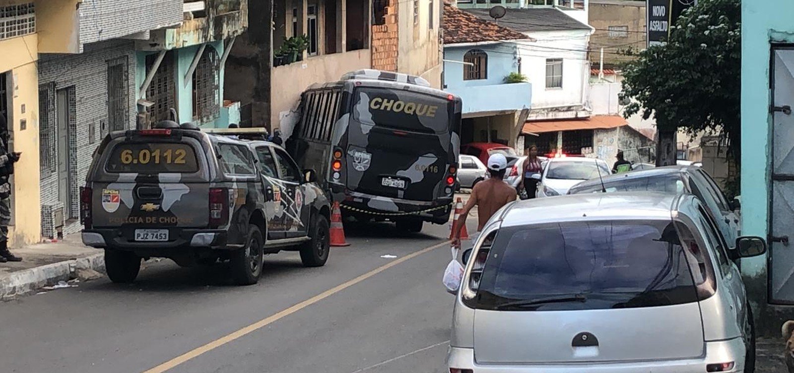 Micro-ônibus da PM atinge casas, veículos e deixa feridos em Salvador