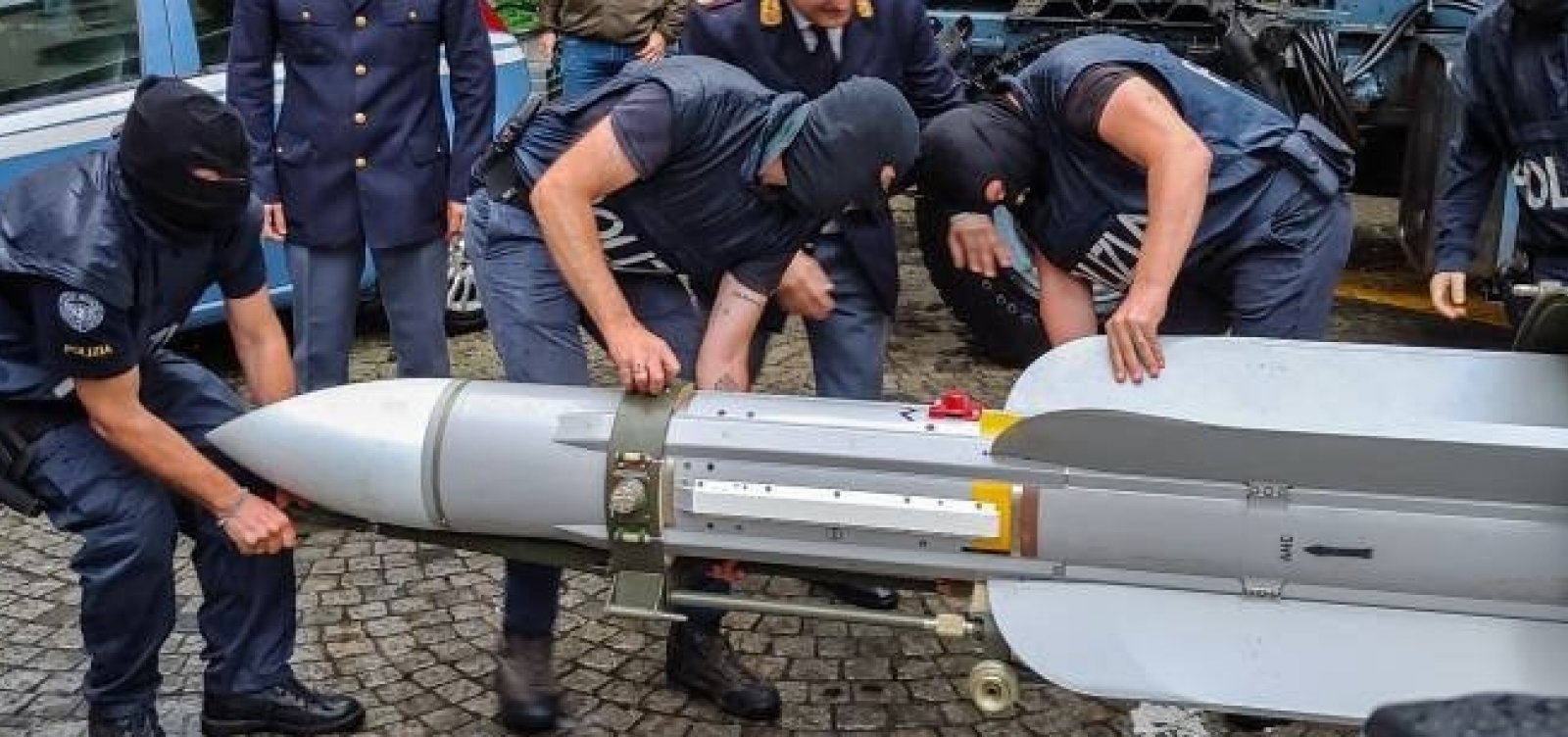 Polícia italiana encontra míssil com ativistas de extrema direita