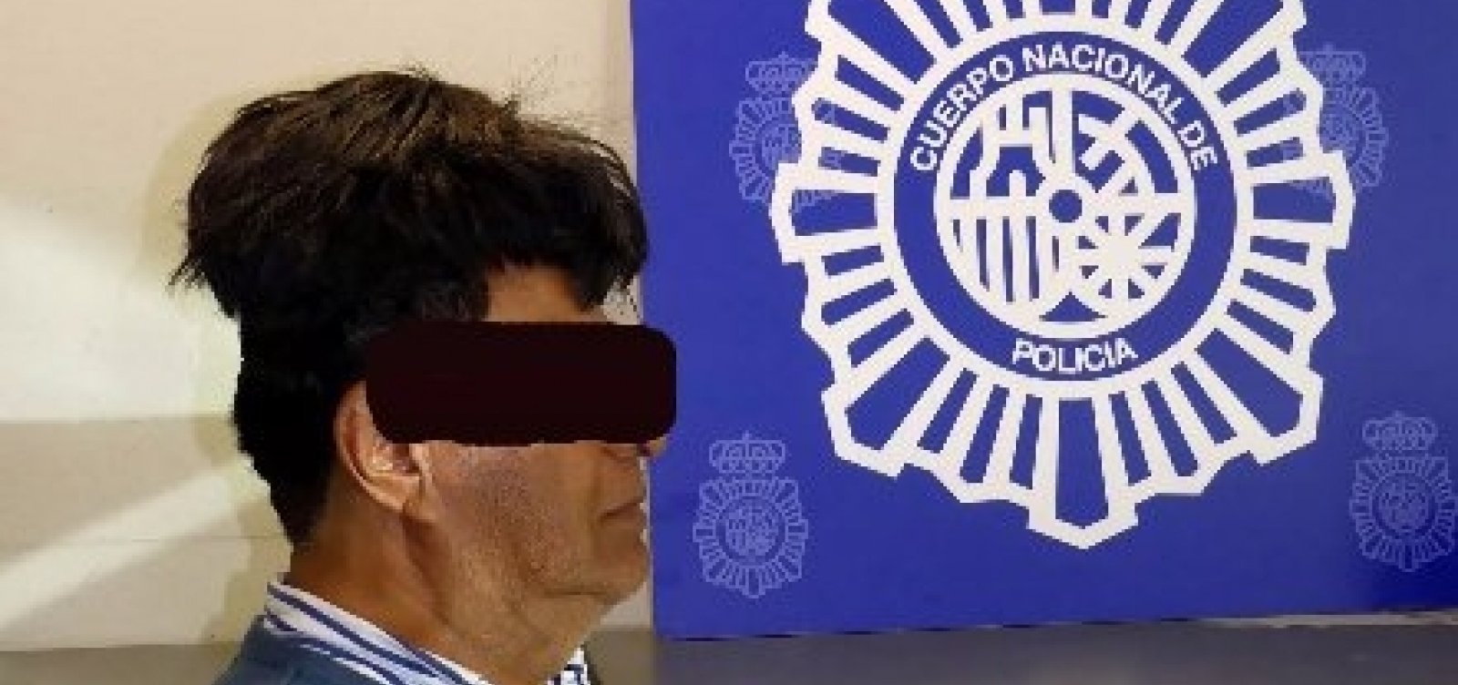 Homem é preso com meio quilo de cocaína sob peruca em Barcelona