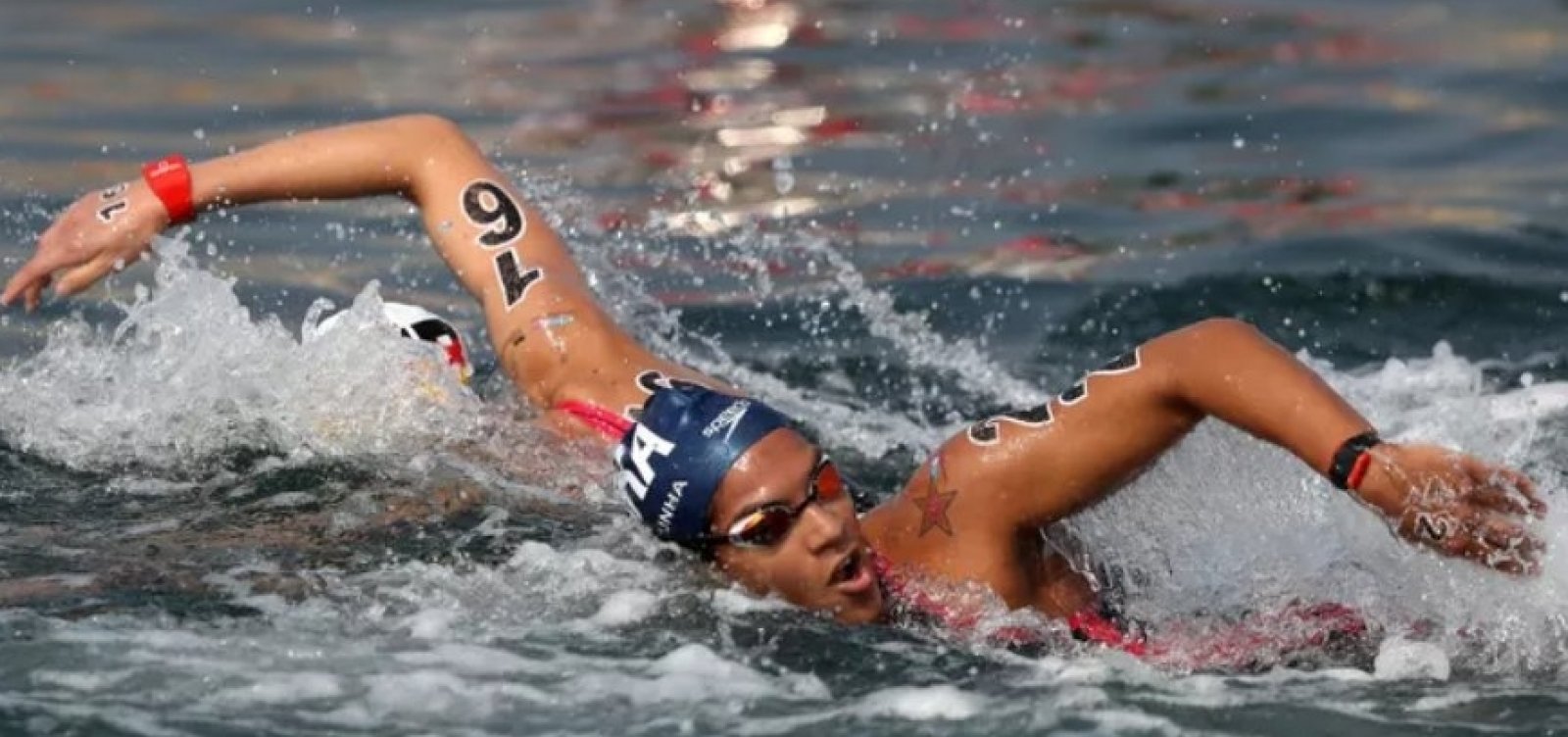 Mundial de Esportes Aquáticos: Ana Marcela ganha ouro nos 5km e se torna a maior medalhista da história