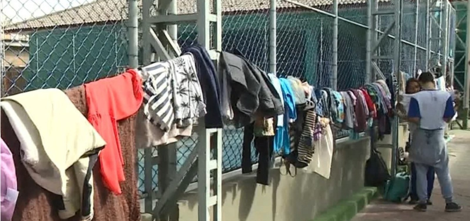Campanha 'Varal solidário' doa roupas para pessoas em situação de rua no centro de Salvador