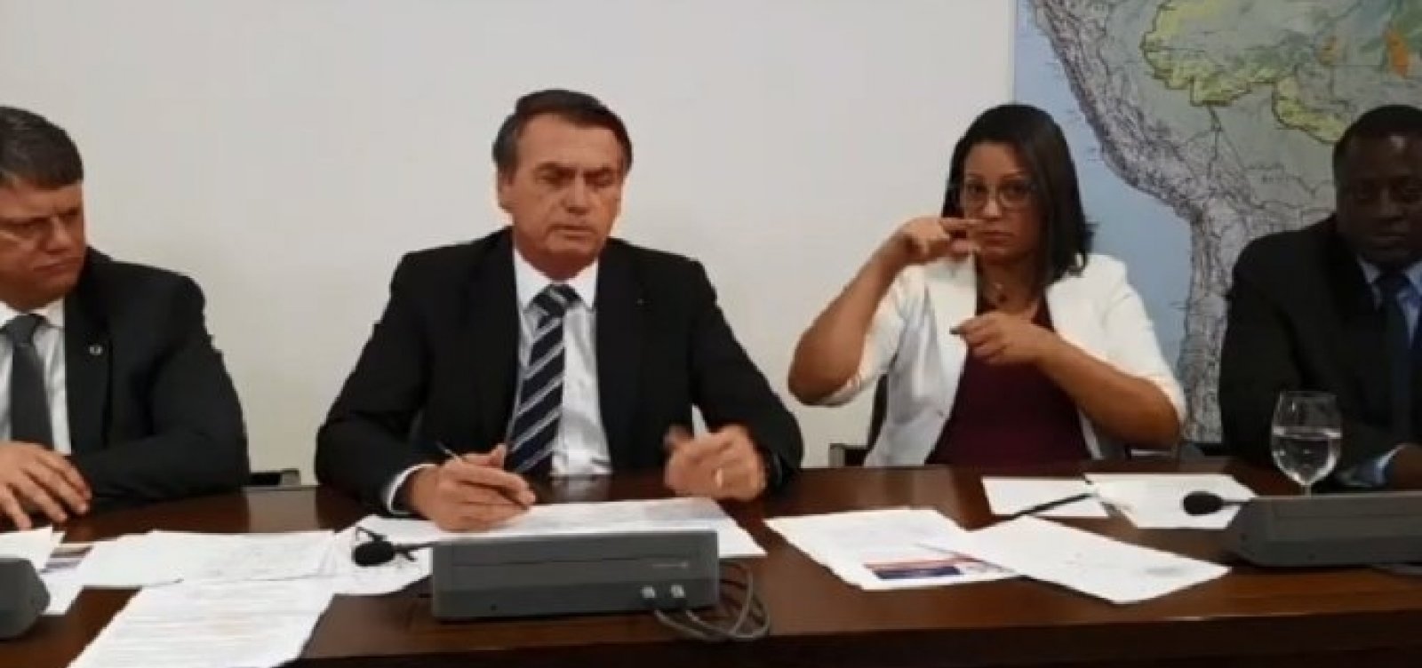 ‘Pretendo beneficiar um filho meu, sim’, diz Bolsonaro sobre Eduardo