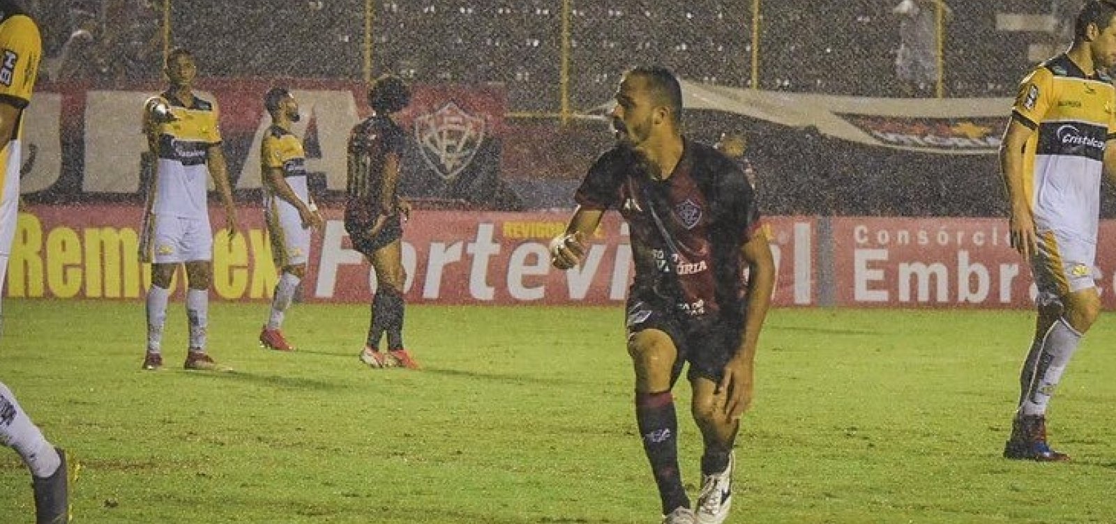  Autor de gols na vitória contra o Criciúma, Anselmo Ramon comemora: 'Hoje foi uma noite feliz'