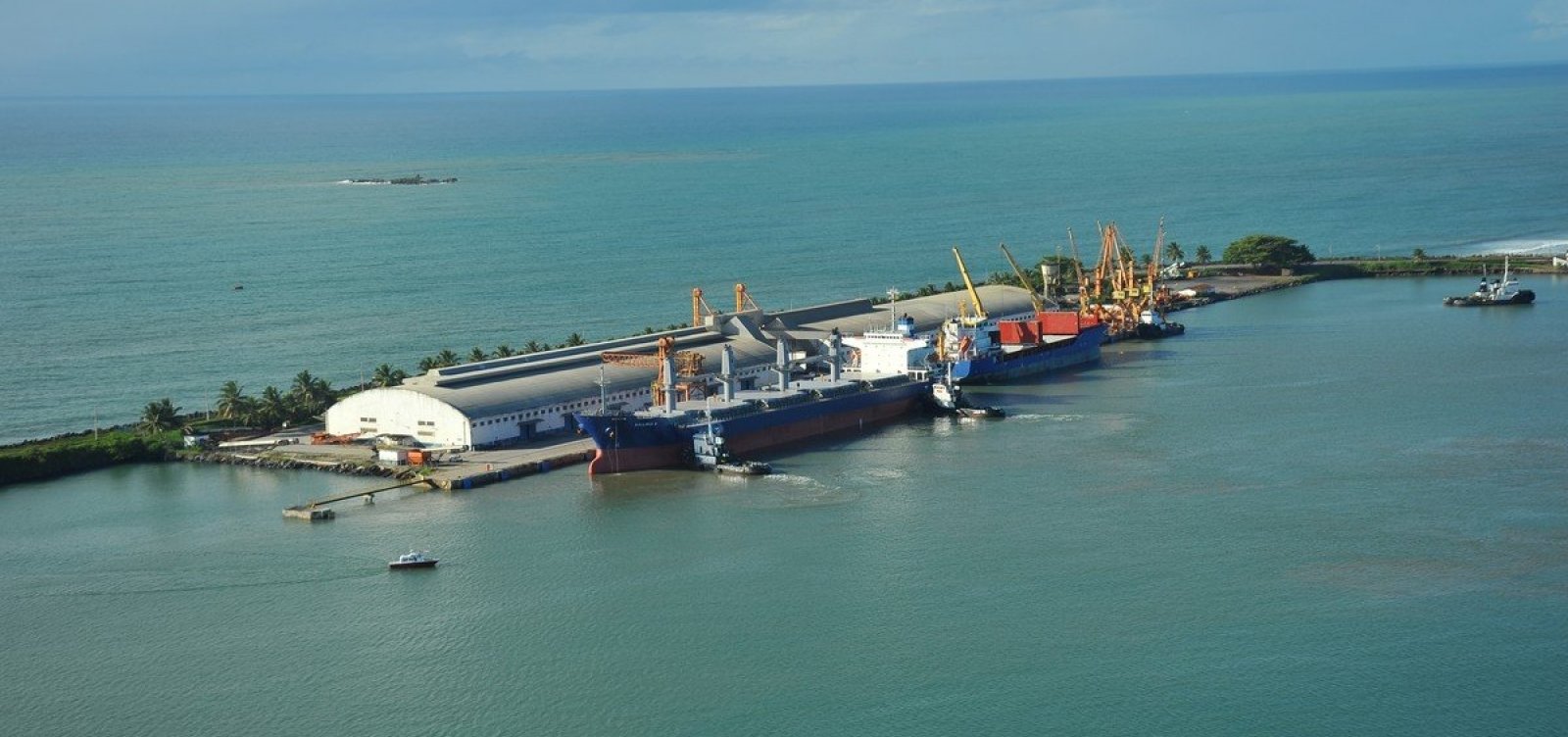 Barco pesqueiro com cinco tripulantes no sul da Bahia segue sem ser localizado