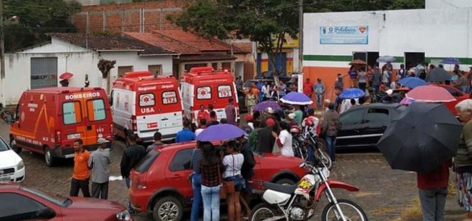 Caminhão que transportava feirantes tomba na zona rural de Apuarema e deixa mais de 15 feridos