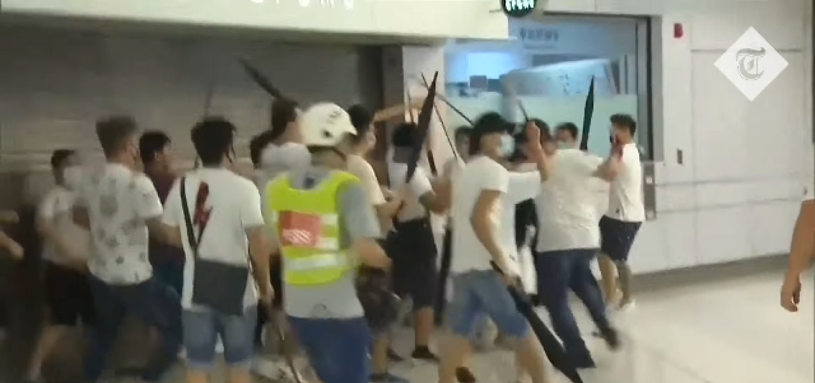 Grupo ataca manifestantes em metrô de Hong Kong e deixa 45 feridos