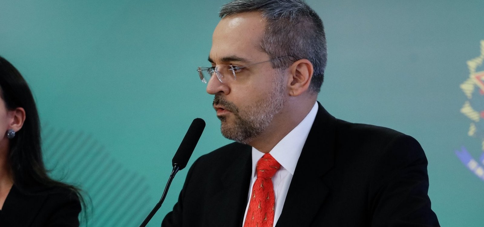 Weintraub discute com indígena: ‘Não é mais brasileiro por estar de cocar’
