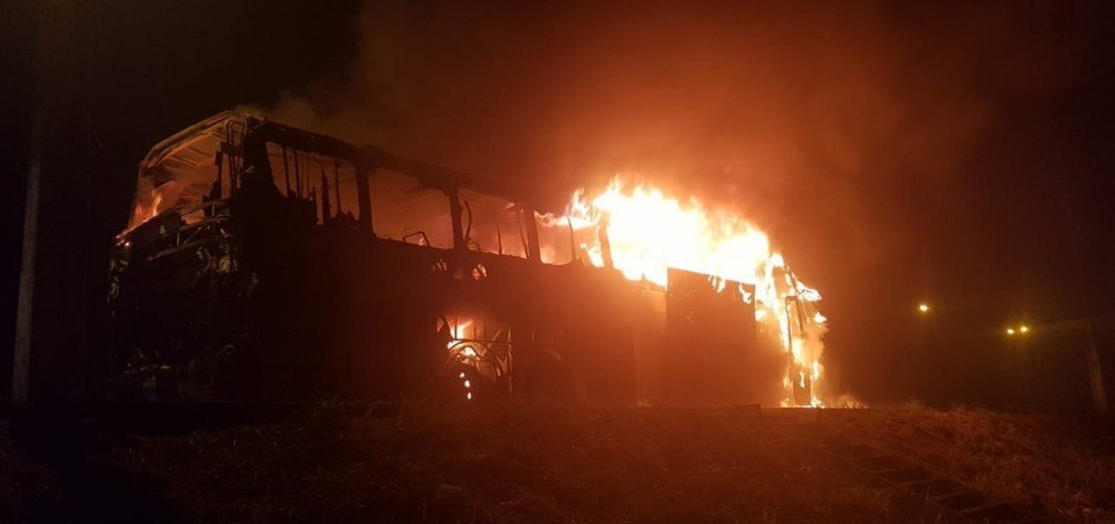 Ônibus interestadual pega fogo na BR-101, no sul da Bahia
