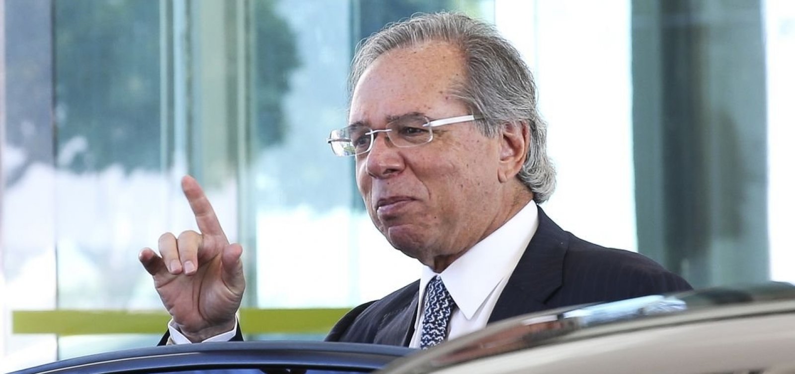 Bolsonaro não sabe falar inglês, mas tem bons princípios, diz Guedes