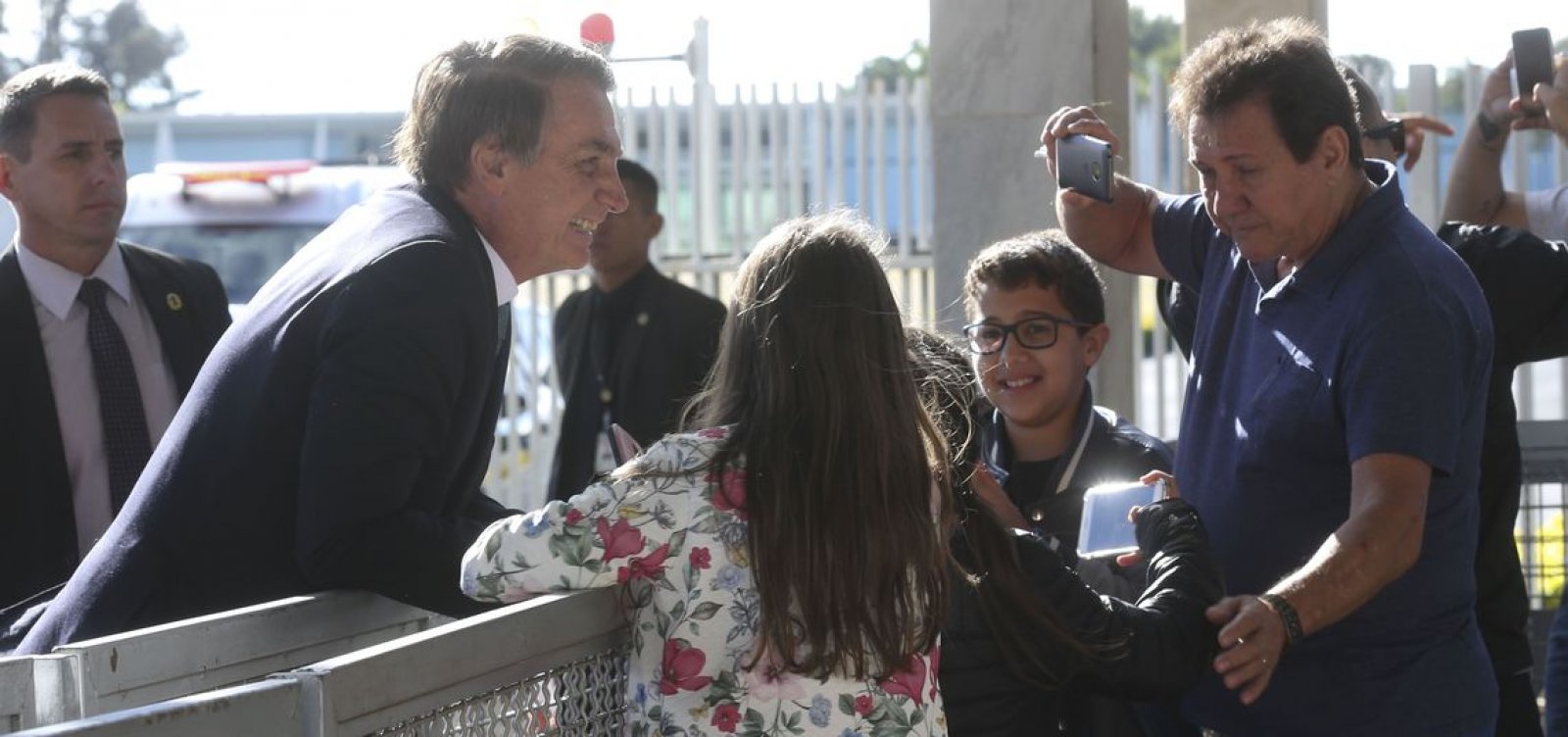 'Menina brinca de boneca e menino brinca de arminha', diz Bolsonaro