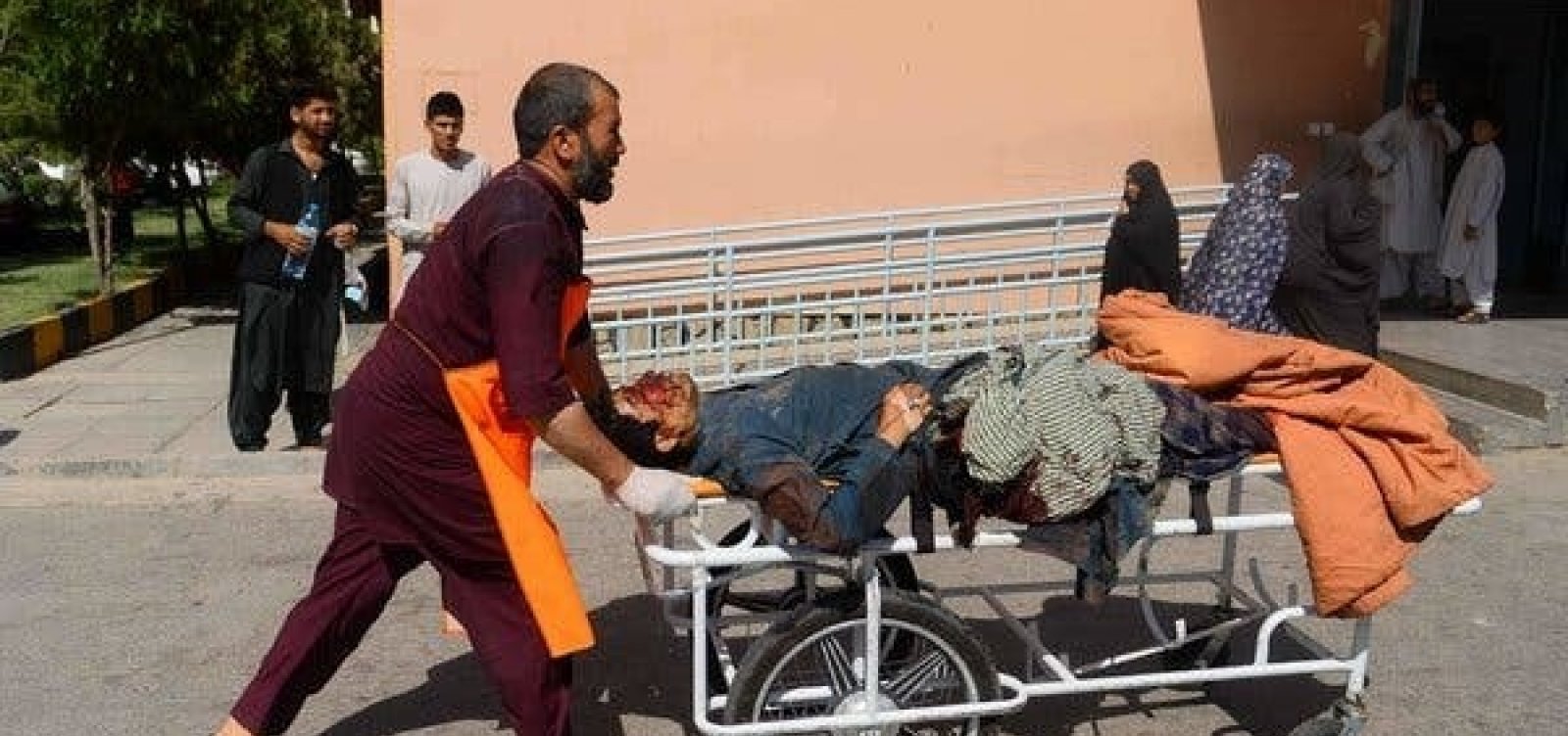 Ônibus passa por cima de bomba em estrada no Afeganistão e mata 28 passageiros