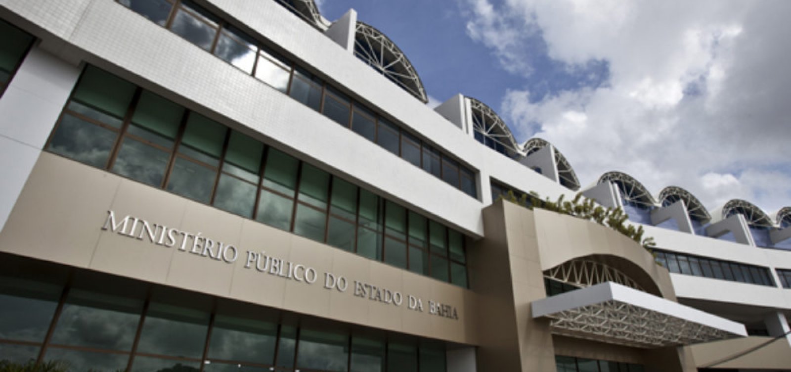 MP-BA extingue 100 cargos efetivos para contratar cargos comissionados 