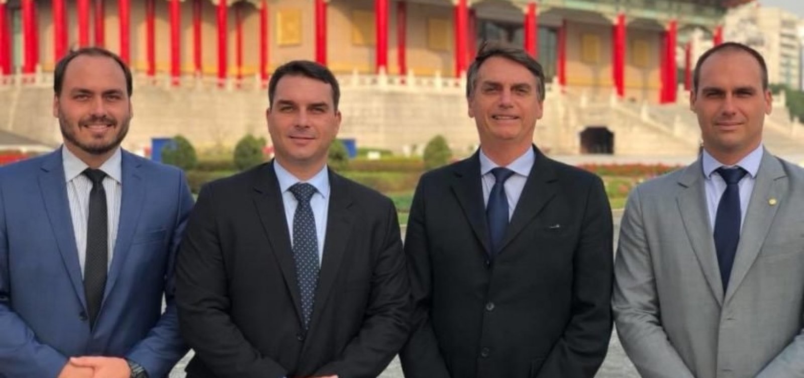 Ao longo de 28 anos, Bolsonaro e os filhos nomearam 102 pessoas com laços familiares