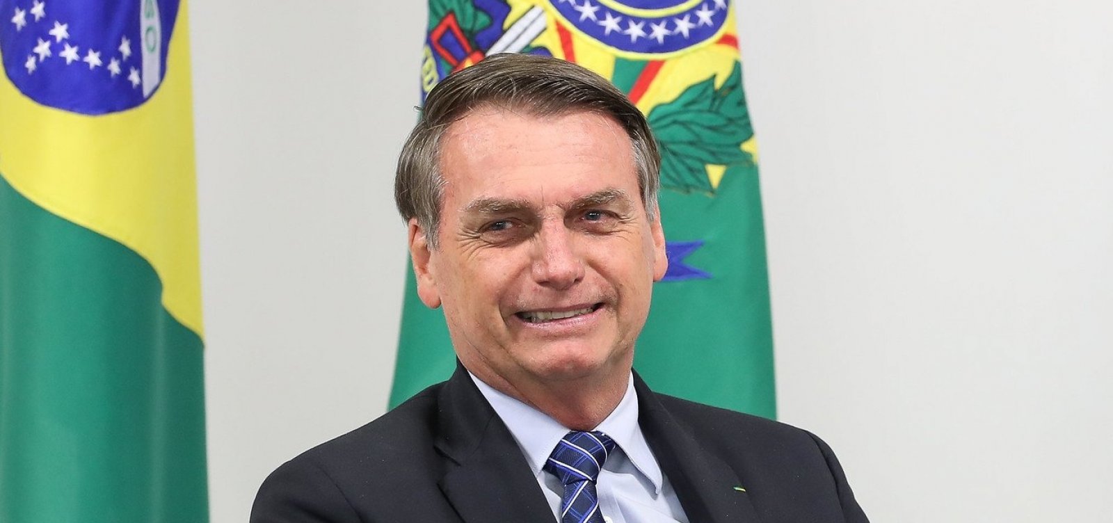 Com gastos sigilosos, Bolsonaro abusa do cartão de crédito da Presidência