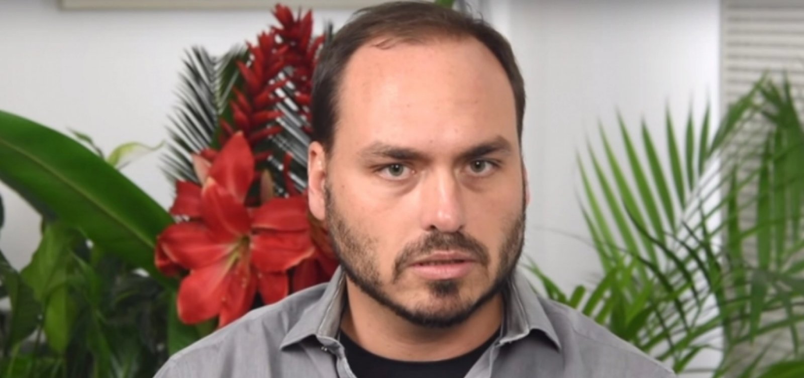 Carlos despacha no Planalto e cobra ministros durante viagem de Bolsonaro à Bahia