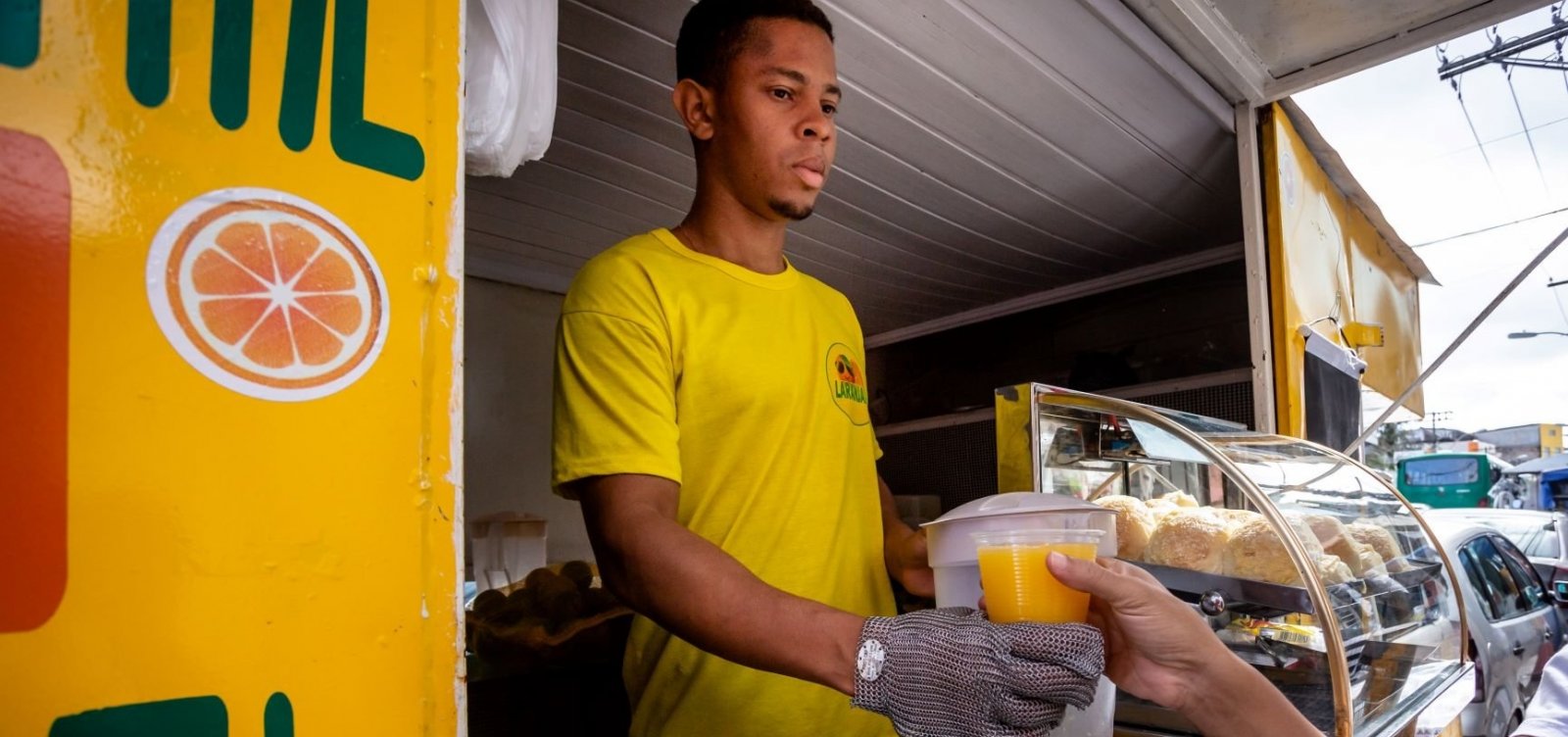 Esparro nada: Laranjada vende saúde e gera empregos na Liberdade