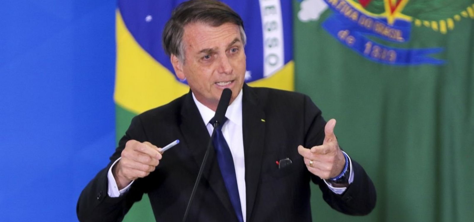 Bolsonaro assina MP que permite publicação de balanços de empresas apenas na internet