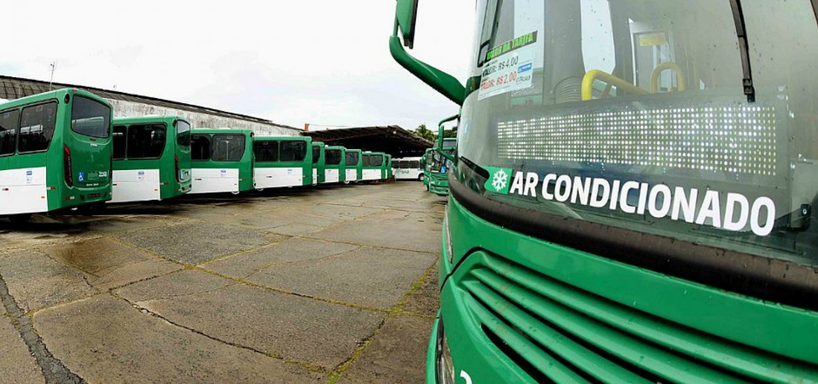 Novos ônibus com ar-condicionado rodam amanhã em Salvador, anuncia Neto