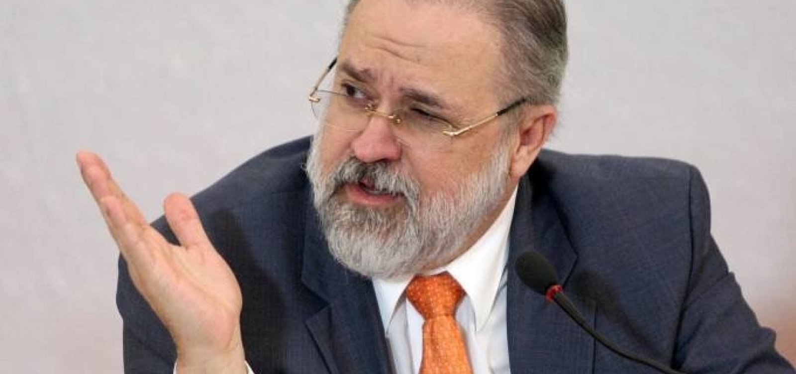 Favorito para PGR anuncia equipe com conservadores 
