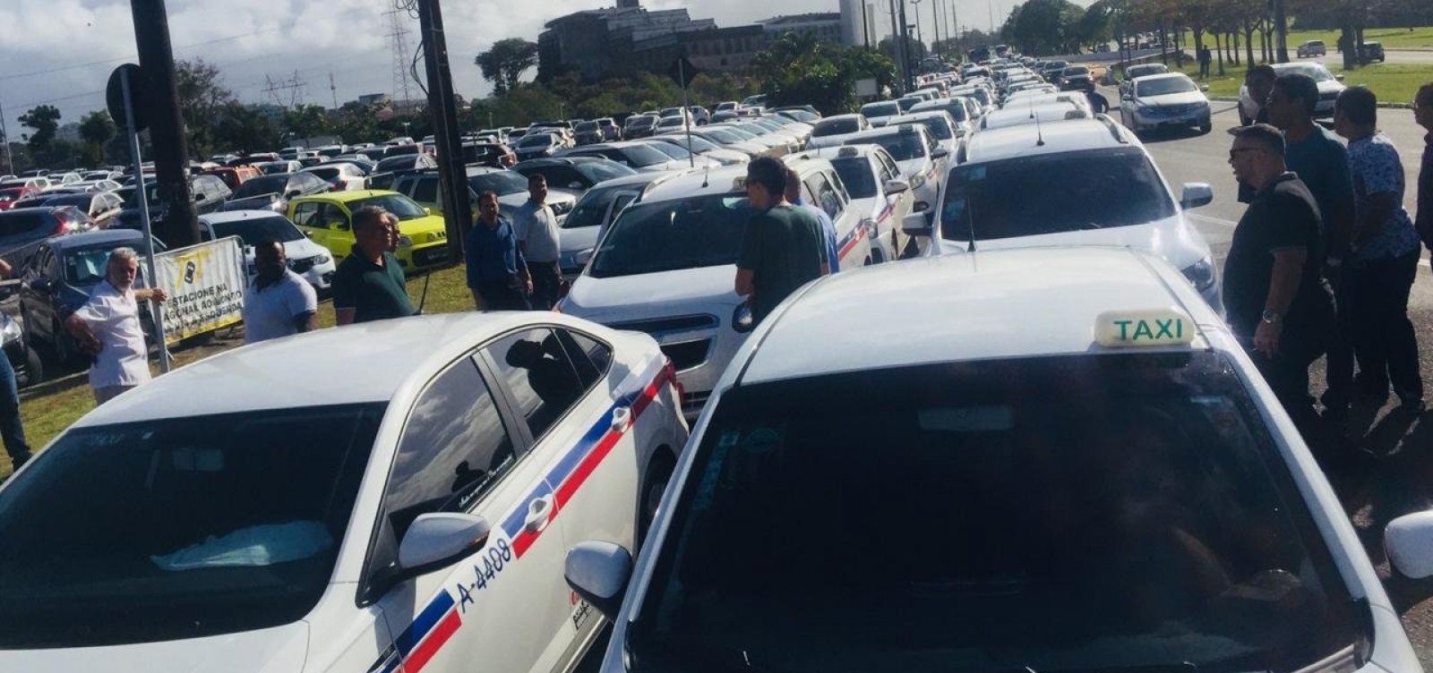 Taxistas fazem carreata pela regulamentação de transporte por app em Salvador