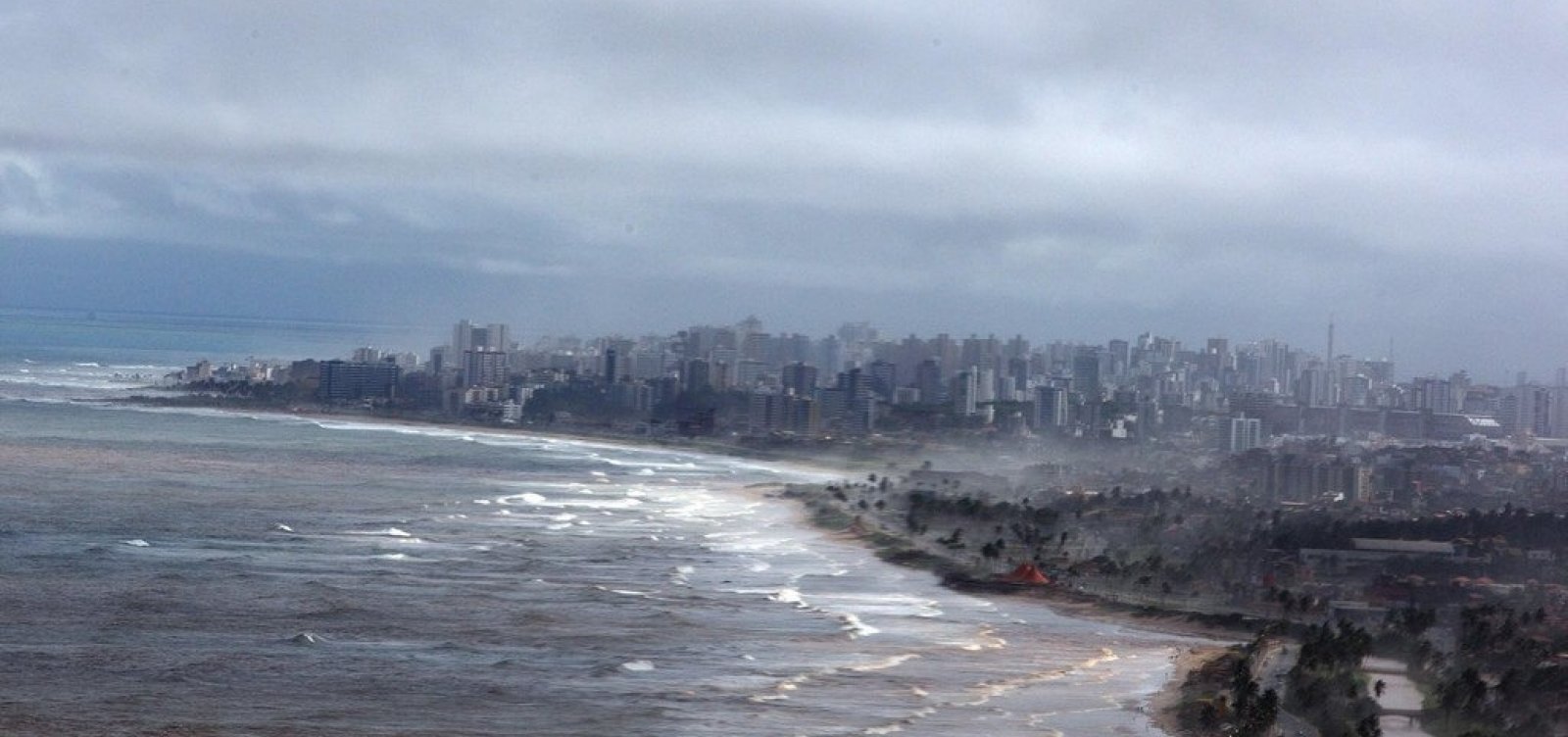 Marinha emite alerta de ventos de 74 km/h e ondas de 3,5 m no sul da Bahia