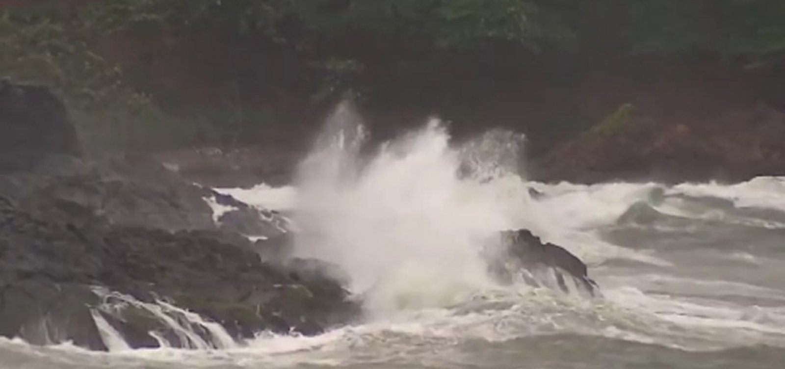 Marinha emite alerta de mau tempo em Salvador, com ondas de até 2,5 metros