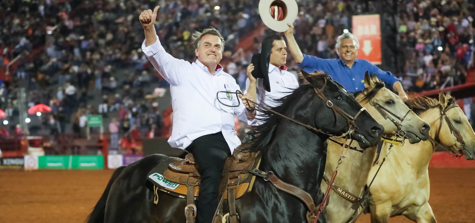 Em Barretos, Bolsonaro assina decreto a favor de rodeios